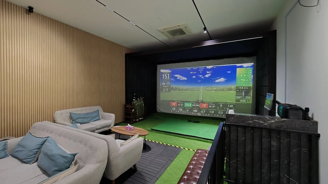 AnyBirdie golf bay with sofa seating